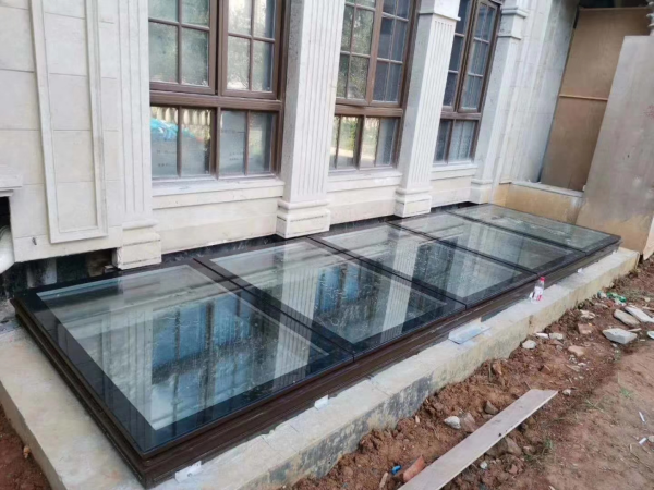 Top Hung Motorized Fiberglass Flat Glass Skylight Curb-mount Deck Heavy Duty Electric Skylight Aluminum Frame